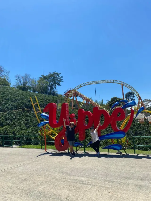 Montaña rusa y letrero 'Yippee' del Parque del Café en Montenegro, Quindío