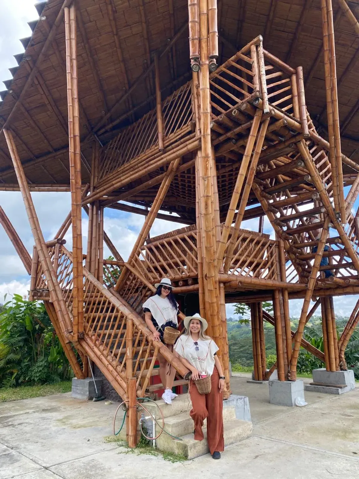Torre mirador de guadú (bambú) en una finca cafetera de Santa Rosa de Cabal, Risaralda