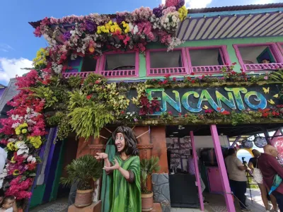 Fachada colorida con flores de la atracción temática Encanto, en el Parque del Café