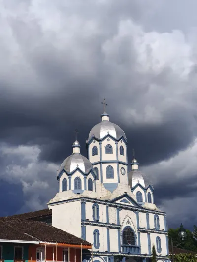 Iglesia principal de Filandia con cúpulas plateadas bajo un cielo nublado