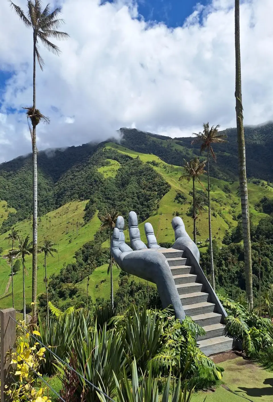 Escultura de la Mano de Acaime en el Valle de Cocora