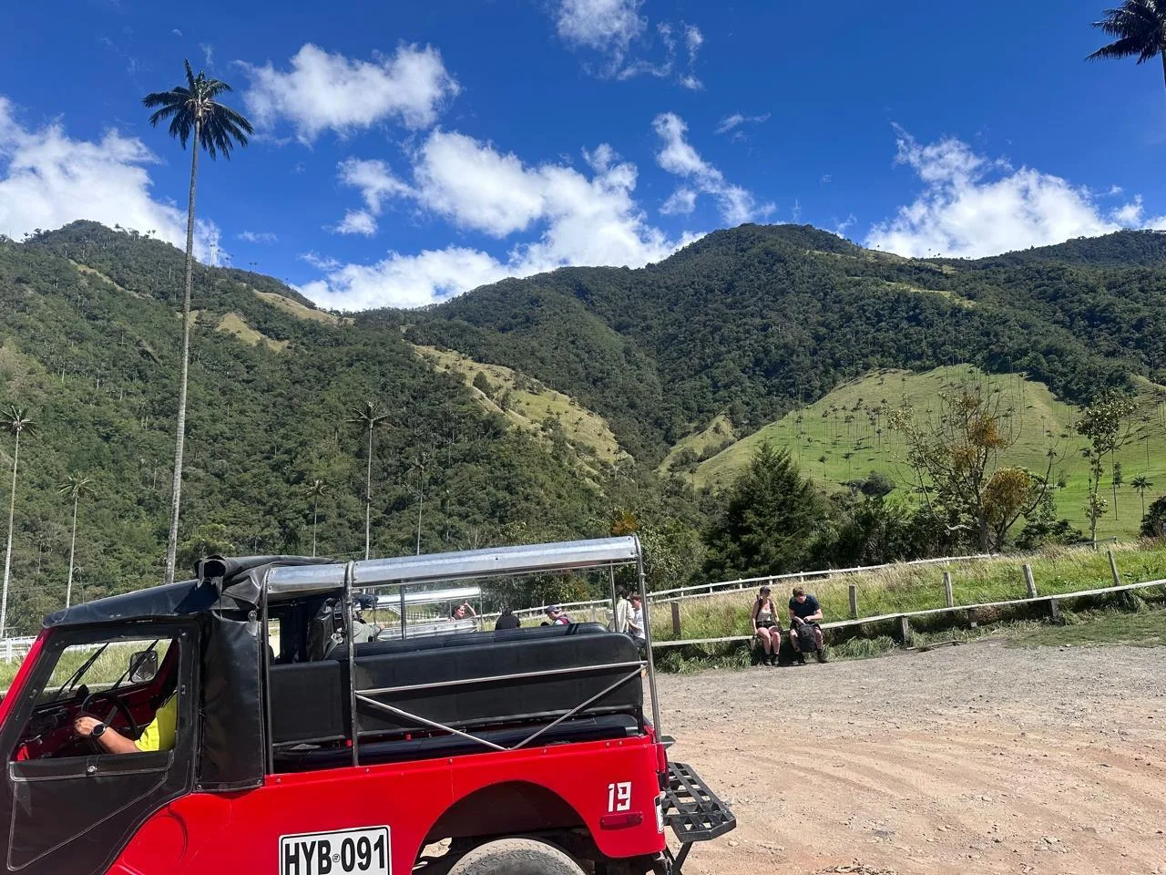 Jeep Willys rojo frente a las montañas verdes del Valle de Cocora