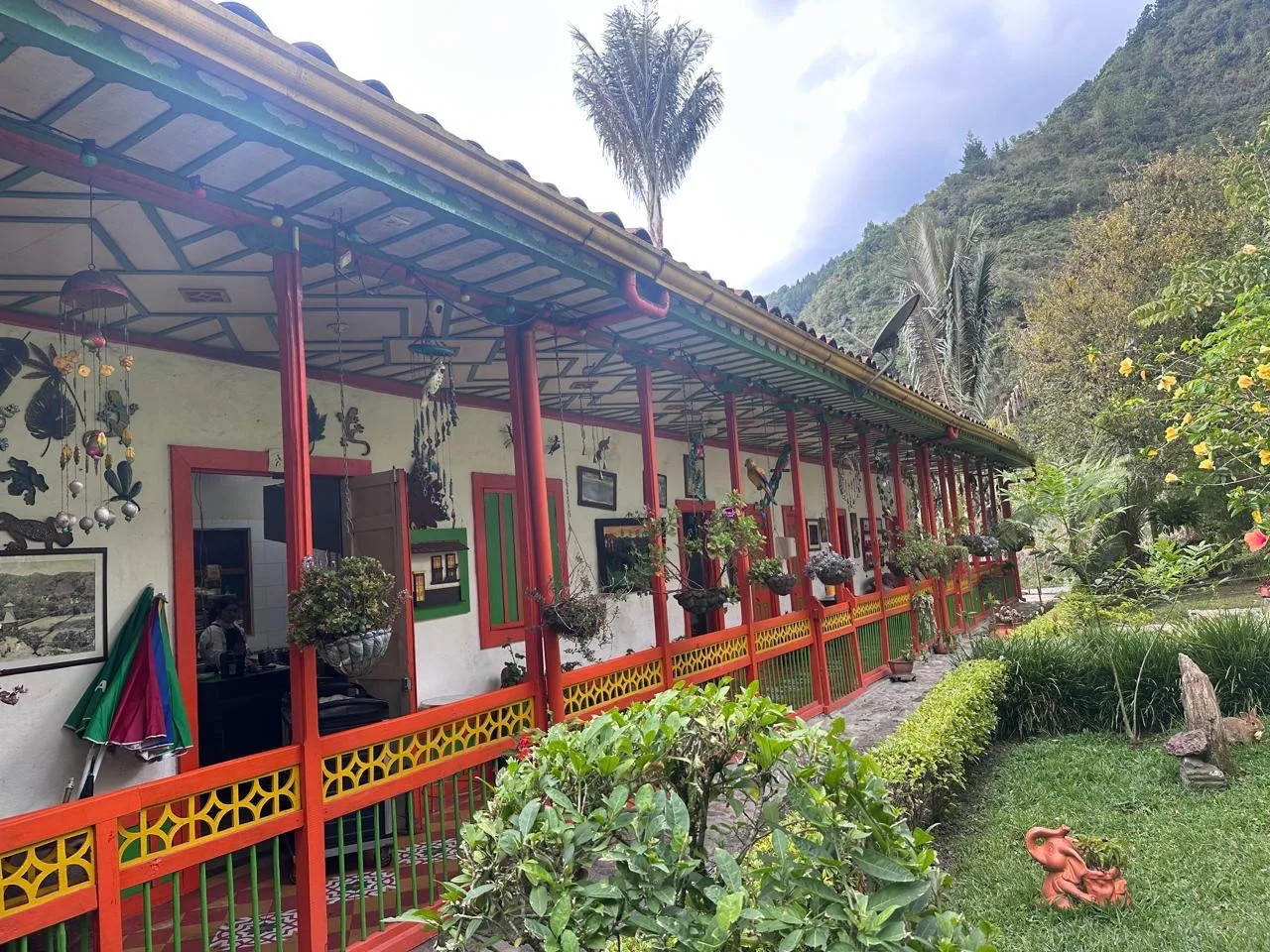 Casa de finca tradicional con balcones de colores y jardín